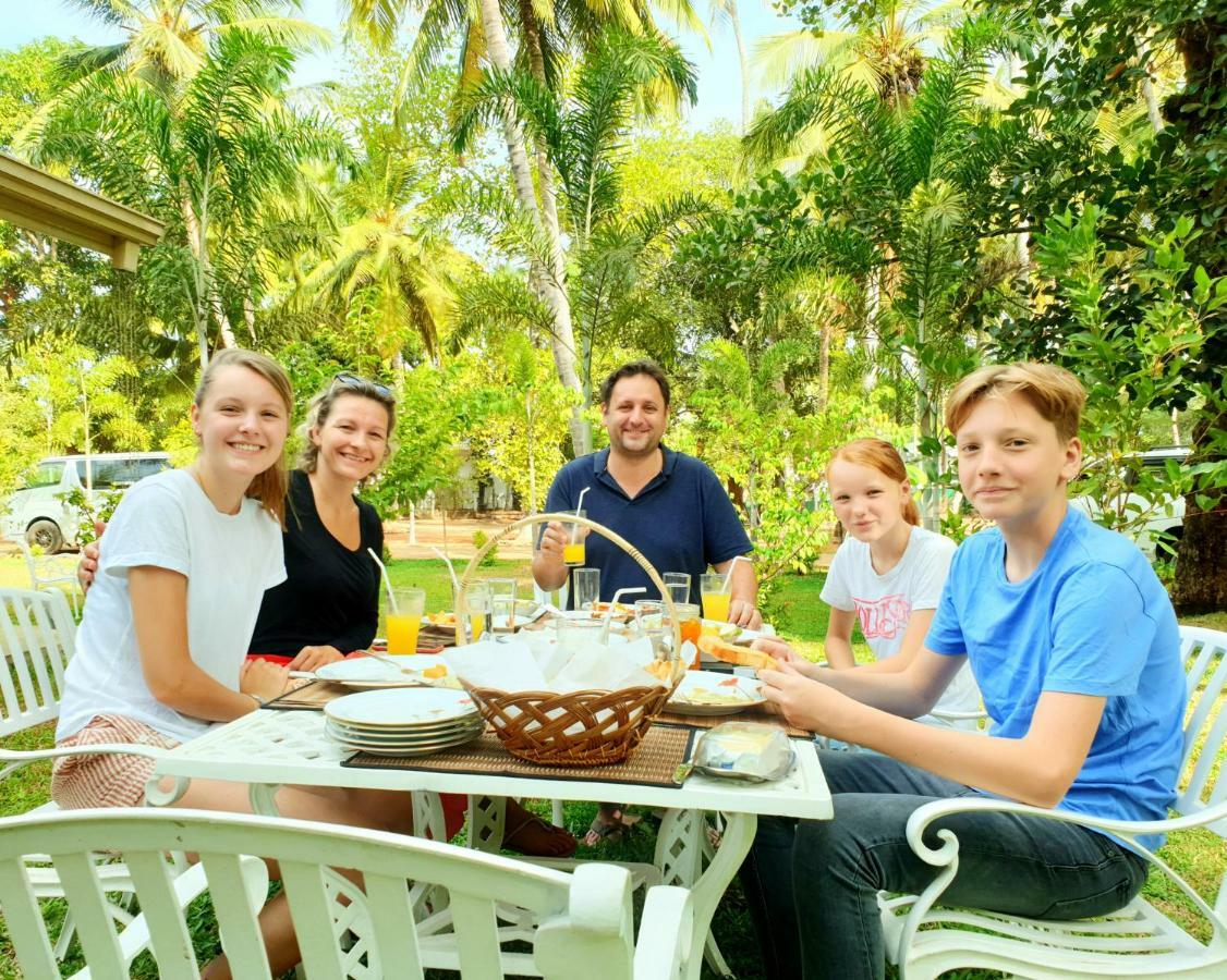 King Reach Hotel Anuradhapura Bagian luar foto